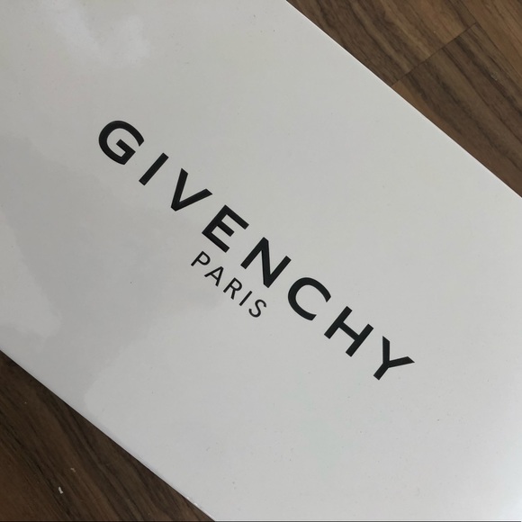 AUTHENTIC GIVENCHY SNEAKER - Picture 5 of 7
